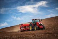 Dania praca sezonowa w rolnictwie traktorzysta na szkółce, Jutlandia kwiecień 2019
